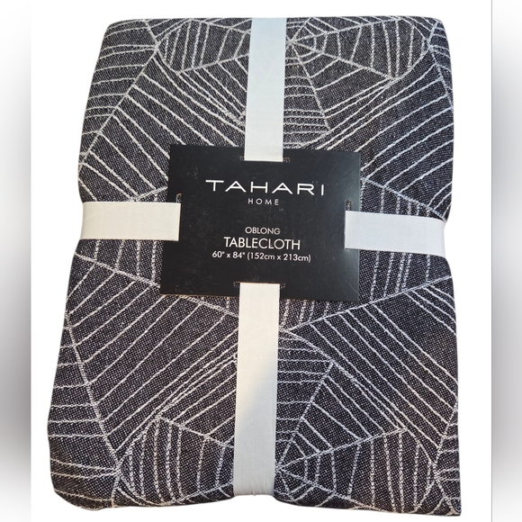 Tahari Other - Tahari - NEW Spiderweb Black & White Oblong 60"x84" Tablecloth